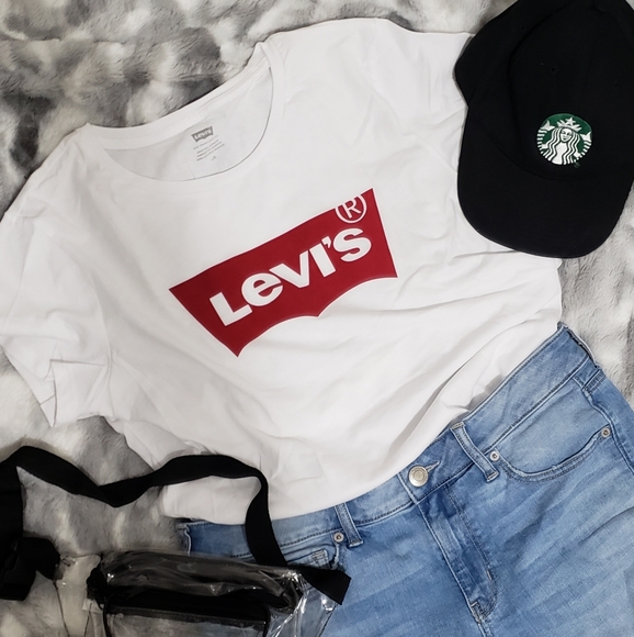Levi's Tops - 💜2/50$ NWOT Levis logo shirt